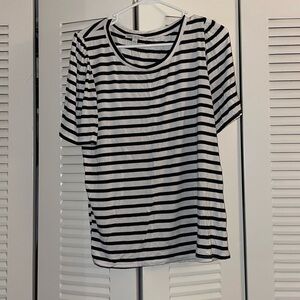 Green Envelope black and white short sleeve medium shirt